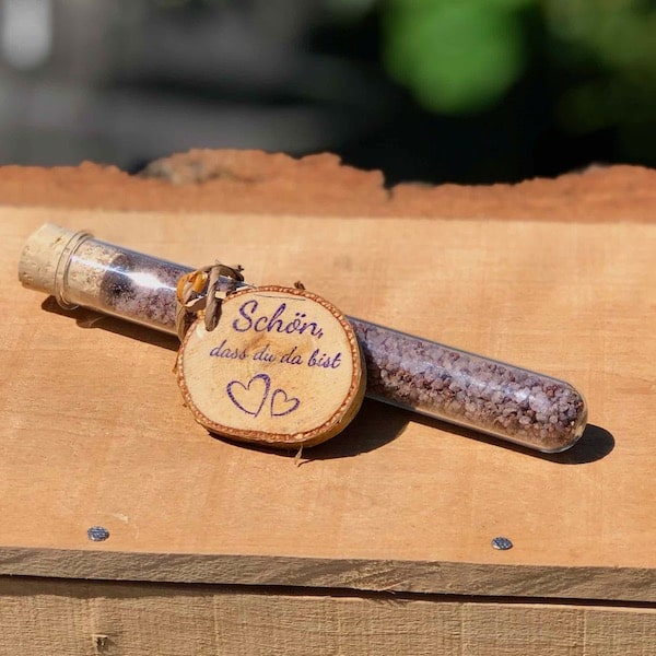 Glasröhrchen mit Heideblütensalz gefüllt mit einen Holzanhänger mit dem Aufdruck: Schön, dass du da bist