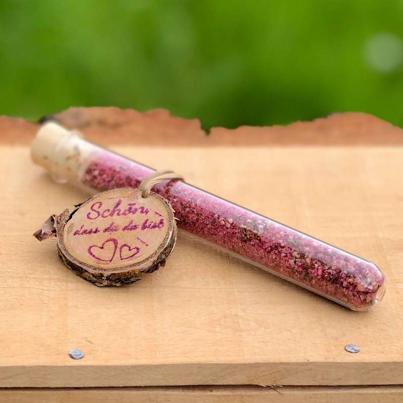 Glasröhrchen mit Heideblütensalz gefüllt mit einen Holzanhänger mit dem Aufdruck: Schön, dass du da bist